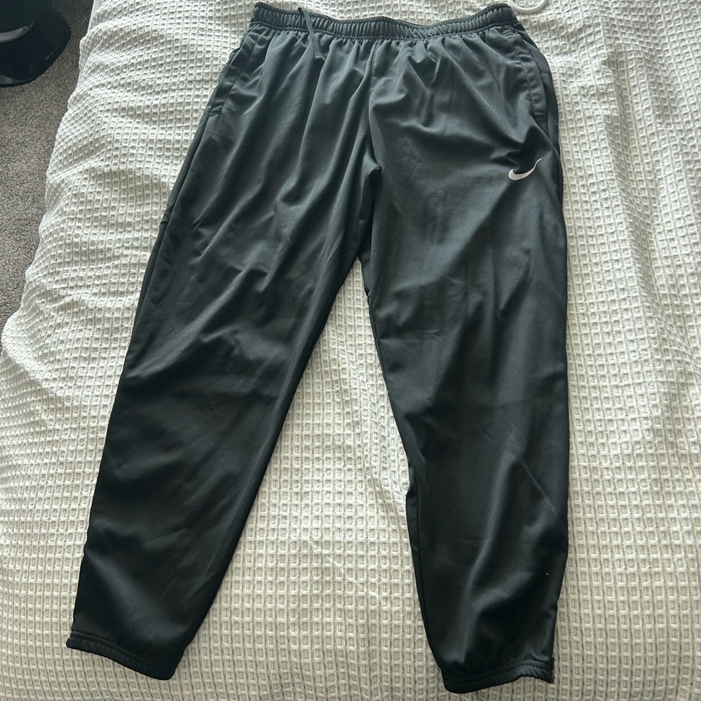 Size large men’s Nike therma-fit sweatpants